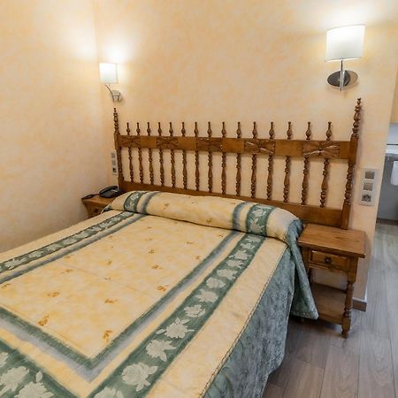 Hostal Santo Domingo De Silos Bagian luar foto