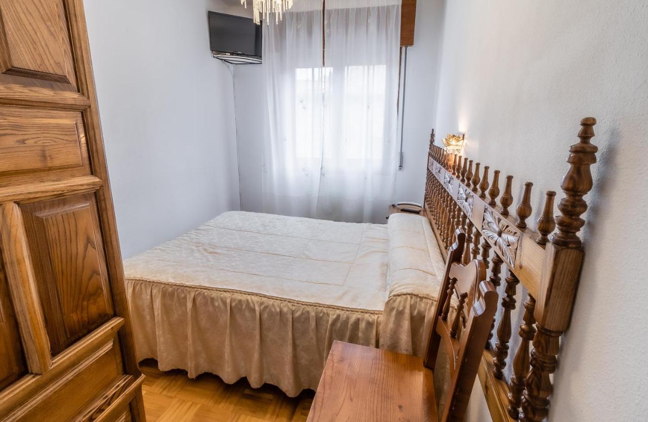 Hostal Santo Domingo De Silos Bagian luar foto