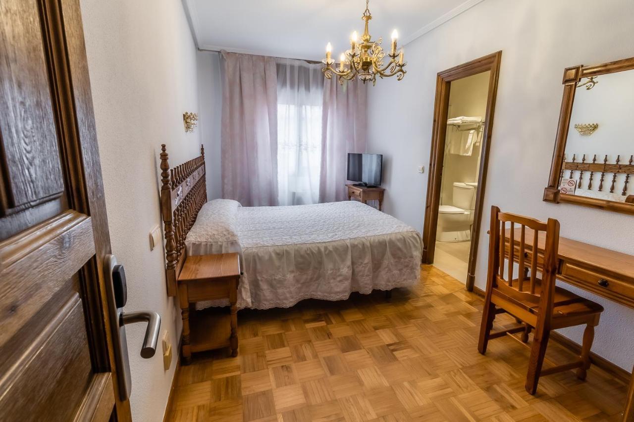 Hostal Santo Domingo De Silos Bagian luar foto