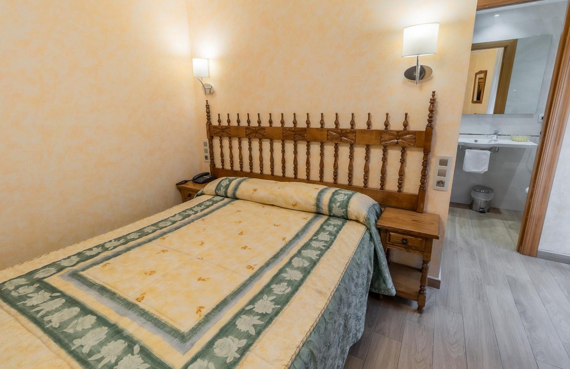 Hostal Santo Domingo De Silos Bagian luar foto