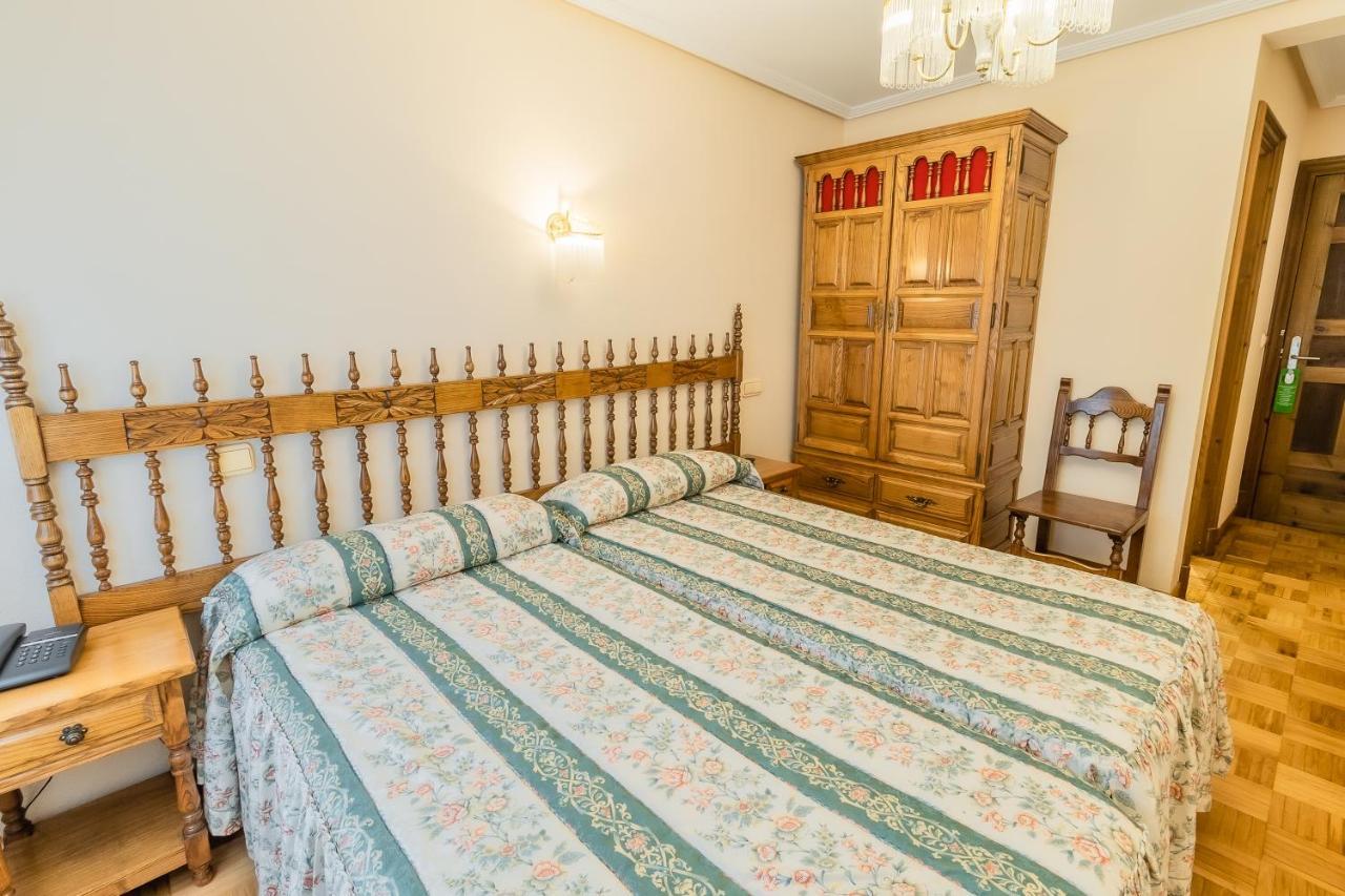 Hostal Santo Domingo De Silos Bagian luar foto