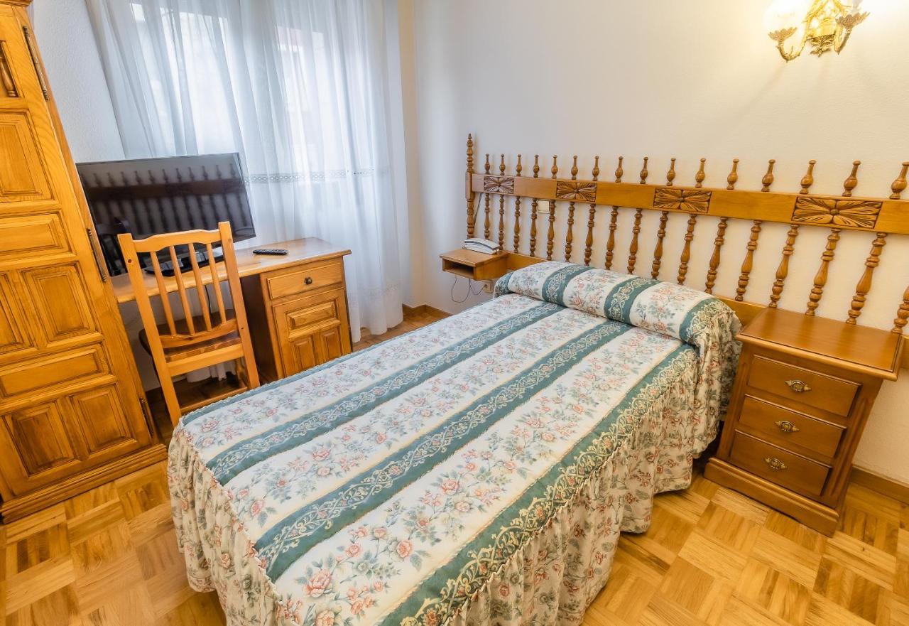 Hostal Santo Domingo De Silos Bagian luar foto