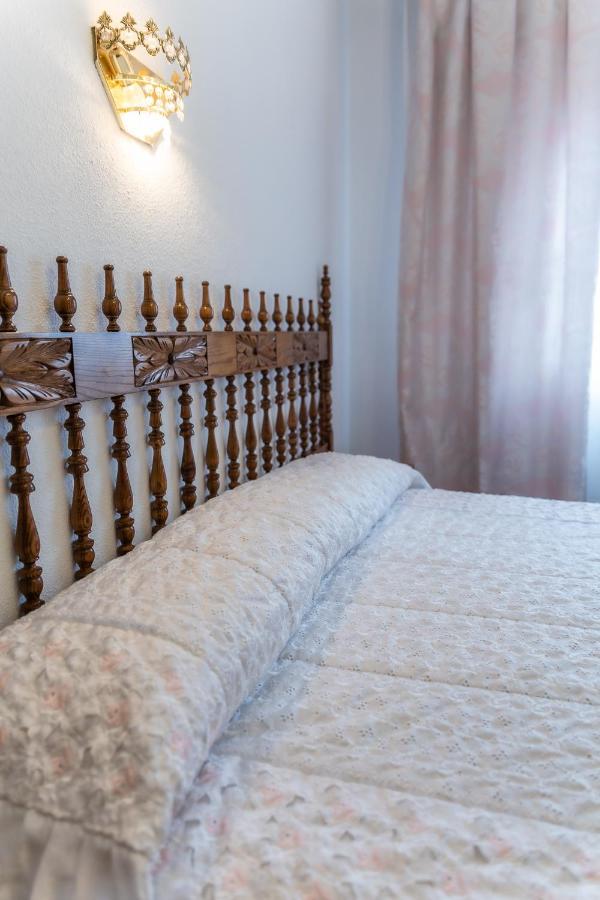 Hostal Santo Domingo De Silos Bagian luar foto