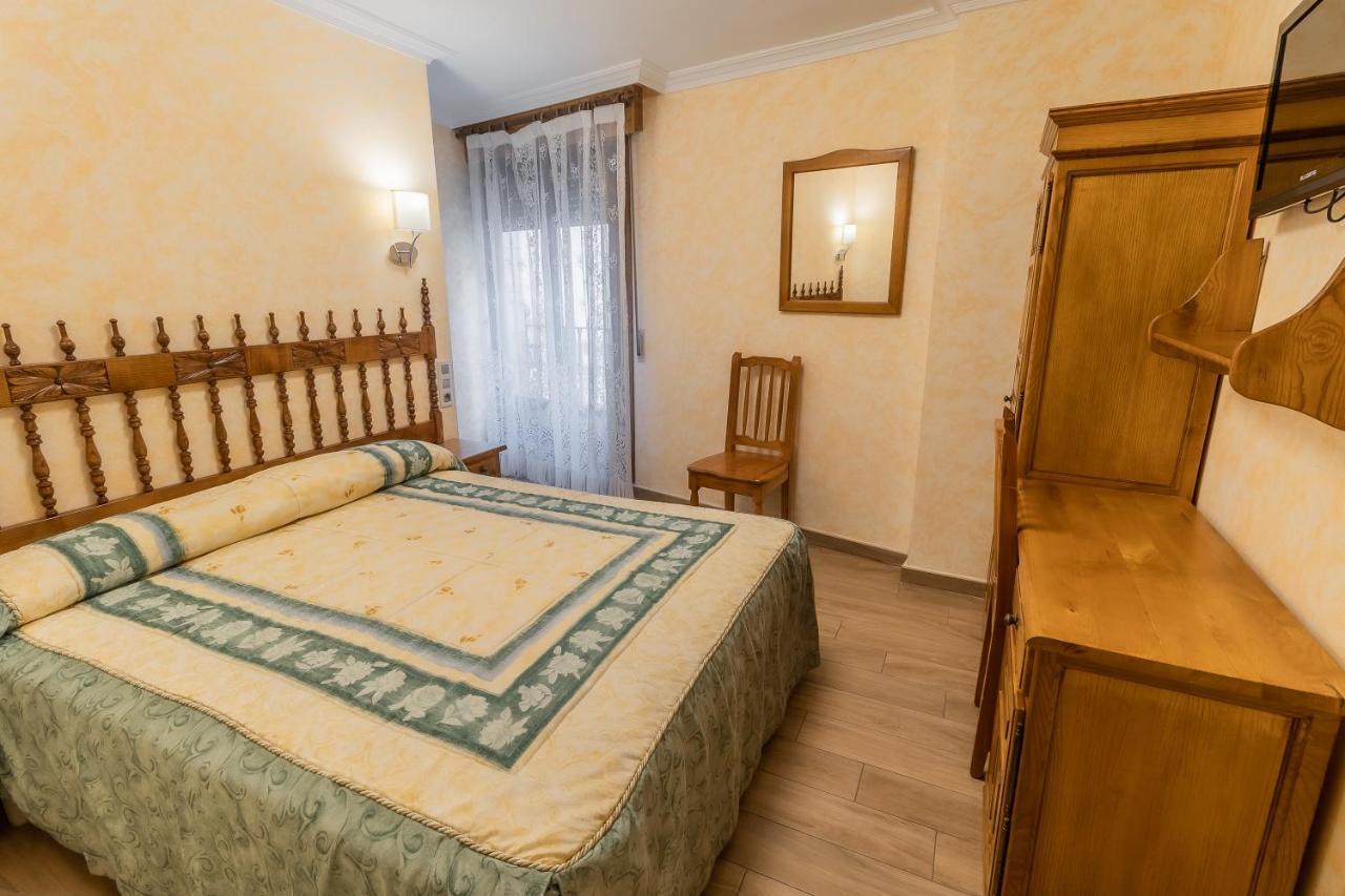 Hostal Santo Domingo De Silos Bagian luar foto